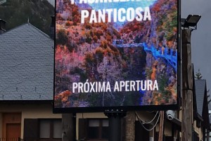 NUEVA PANTALLA LED EN PANTICOSA || Colocada en un lugar estratégico por donde pasan la mayor parte de personas que visitan Panticosa, se trata de un nuevo y moderno formato publicitario para promocionar la localidad.